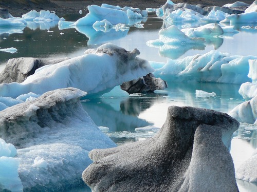 Wasser kann gefroren als Eis gelagert werden. Wie diese Eisberge in Fjallsarlon, Island