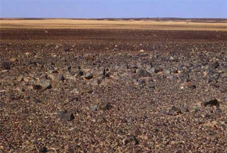 Tutta la sabbia è stata spazzata via lasciandosi dietro solo le pesanti rocce. Un pavimento desertico in Mauritania.