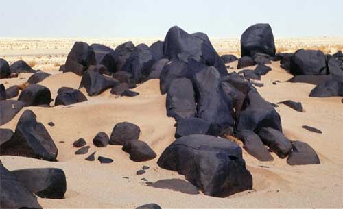 Una superficie alterata, chiamata vernice del deserto, si è formata su queste rocce in Mauritania.