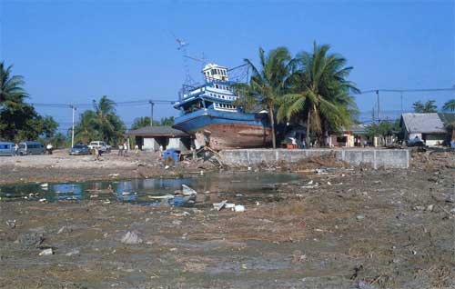 Una grande nave trascinata a riva dopo lo tsunami in Thailand, 2004.