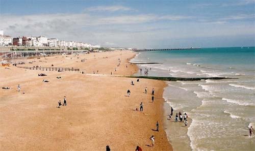 Muri sono stati costruiti lungo la spiaggia e nell`acqua per rallentare il drift lungo costa, ma sabbia e ghiaia semplicemente ci finiscono contro. A Brighton, nell`est Sussex, in Inghilterra. © Abigail Burt