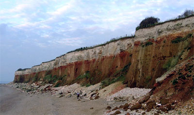 Rocha cai em penhascos de Hunstanton, Norfolk, Inglaterra. © Richard Burt