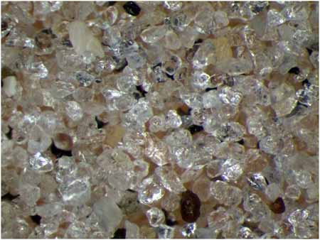Kvarcni pijesak. Kvarc je jako otporan na trošenje. S vremenom se ostali minerali potroše, a kvarc ostane. Grand Beach, Manitoba, Kanada. © Abigail Burt