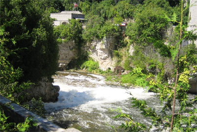 O Elora Gorge está sendo erodido pelo Grand River. Elora, Ontário, Canadá. © Richard Burt