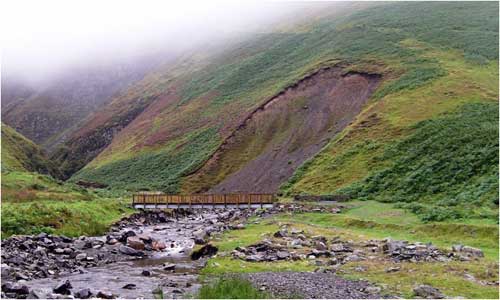 Rijeka je erodirala bazu padine i uzrokovala masovno kretanje. Moffat, Škotska. © Richard Burt