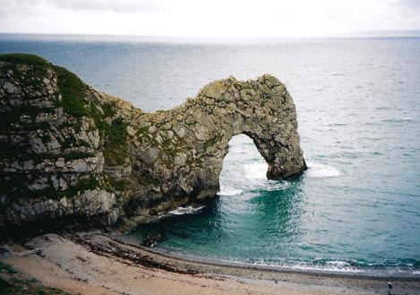 Questo arco marino è stato eroso dalle onde. A Durdle Door, nel Dorset, Inghilterra. © Abigail Burt