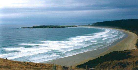 Niz valova koji se obrušava na plažu. © Abigail Burt