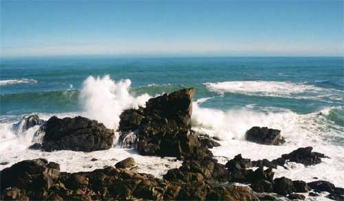 Nel tempo la forza delle onde frantumerà queste rocce in pezzi più piccoli. Costa ovest dell'Australia. © Richard Burt
