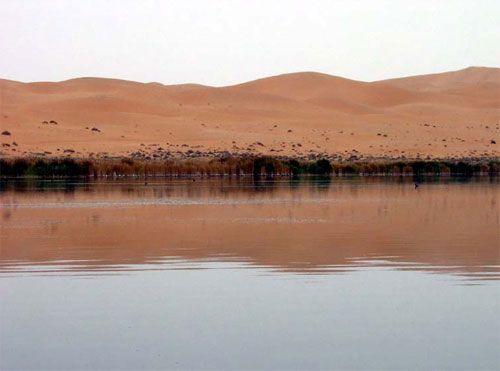 дождя.  Это временное озеро образовалось после ливневого Оно очень быстро начнет высыхать. Лунное Озеро, Танжер, Марокко.