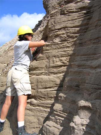 Этот геолог изучает направление, которое указывают небольшие дюны и песчаная рябь. Оро Морена, около Берри, Онтарио, Канада. © Abigail Burt