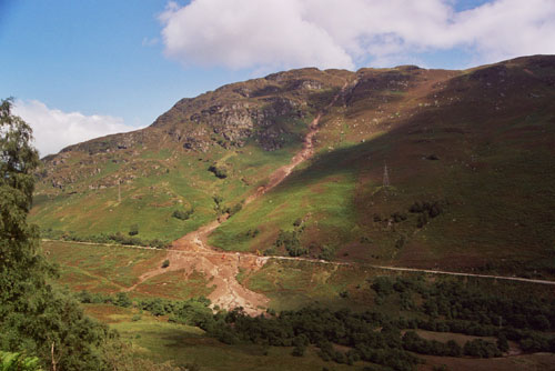 Смешанные потоки воды, обломков пород, наносов можно наблюдать в Lochearnhead, Scottish Highlands, Великобритания.