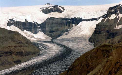 Длинные гряды осадка, упавшего вниз в середине ледника. Так образуются срединные морены после таяния ледника.