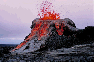 Lava flyder fra et hul i en vulkan
